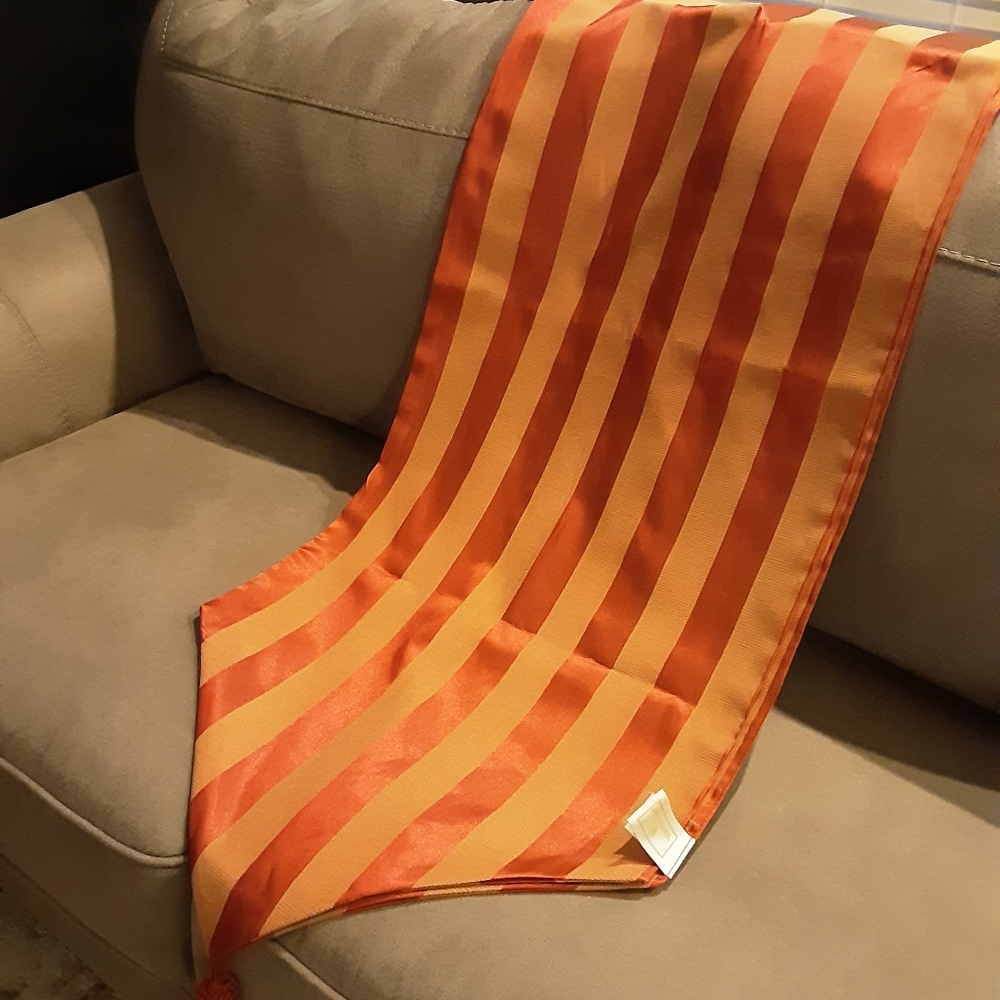 ELEGANT GOLD & RED TABLERUNNER BY WATERFORD